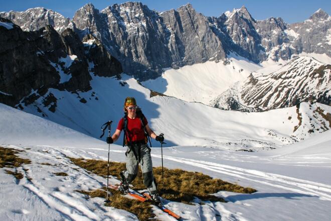 Aufstieg über die Gipfelflanke mit Blick zu den Lalidererwänden