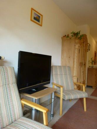 Die Ferienwohnung ist mit einem großen Flachbild-TV ausgestattet.