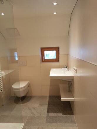 Neu renoviertes Badezimmer mit Dusche/WC