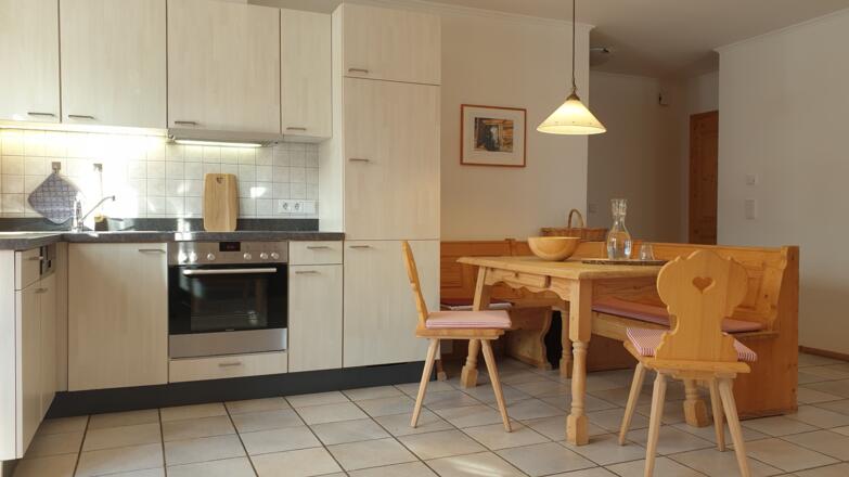 Küche mit Essplatz der Wohnung rot