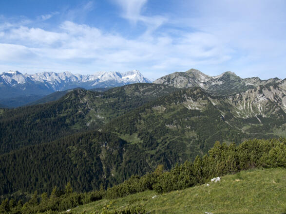 Ausblick vom Gipfel auf Wetterstein und Estergebirge