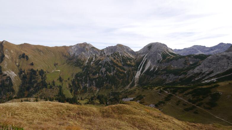 Blick vom Rosskopf nach Osten zu Lahnerkopf, Schänzlespitze und Schänzlekopf