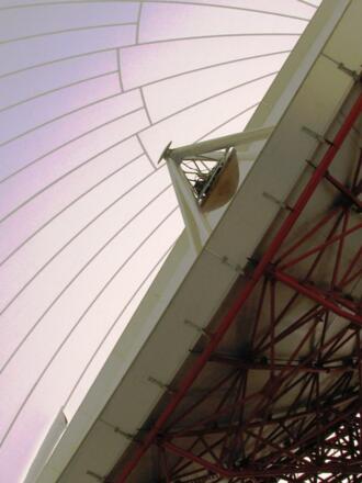 Antenne der Erdfunkstelle Raisting im Radom