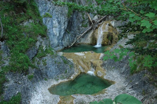 Am Ortsrand Bayrischzell stürzt sich der Legerwaldgraben in Wasserfällen zu Tal.