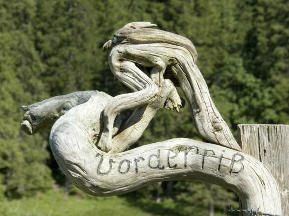 Origineller Wegweiser bei der Luitpolder Alm