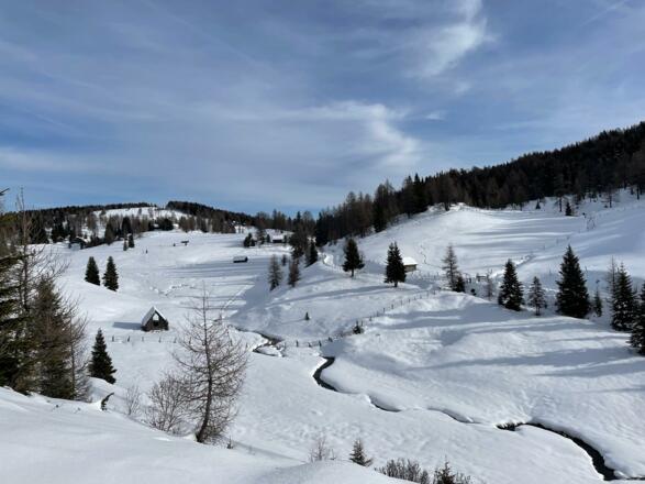 Laußnitzbach mit Neuen Bonner Hütte im Hintergrund