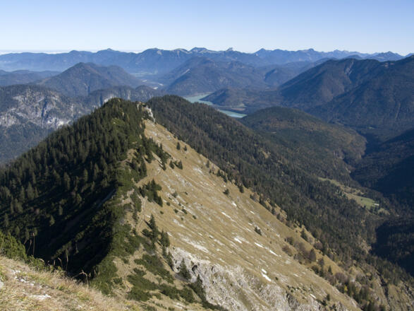 Gipfelschau nach Nordosten über die Pirschschneid bis zum Sylvensteinspeicher