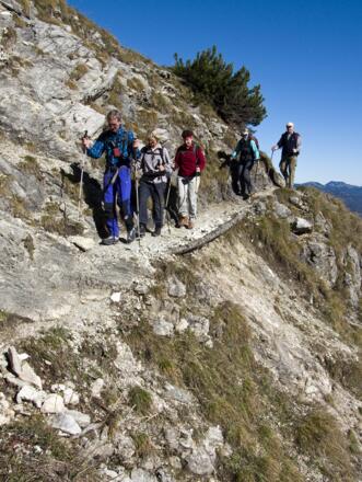 Der Abstieg führt stellenweise über sehr steil abbrechende Hänge.