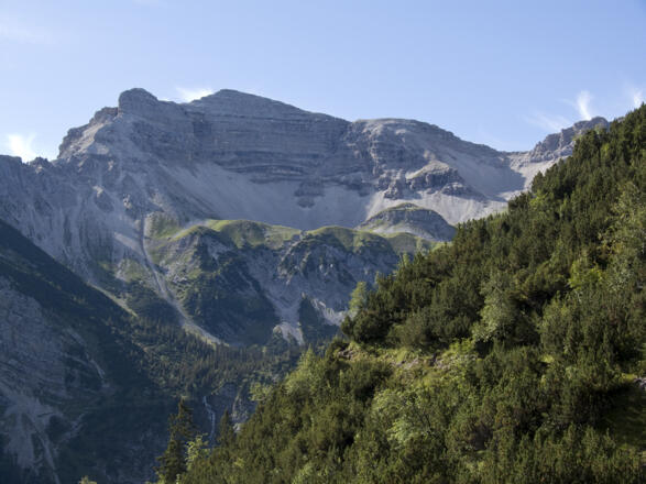 ... zeigt sich die markante Soiernspitze von ihrer schönsten Seite, ...