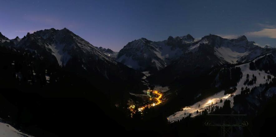 Bungalow - Chalet - Ferienhaus Brand bei Nacht (2)