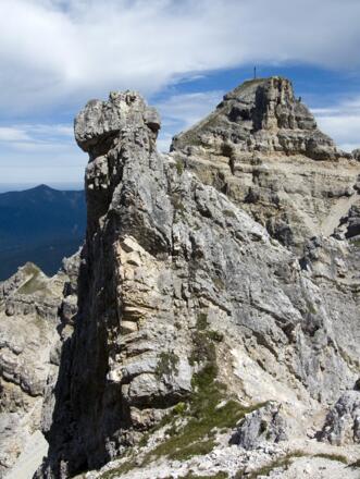 Rückblick zur scharf geschnittenen Schöttelkarspitze