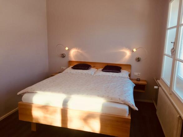 Doppelbett mit Gartenblick