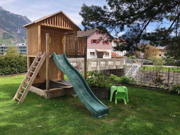 Kinderspielplatz mit Bachblick