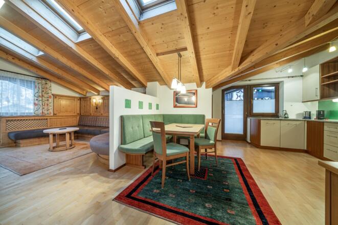 offener Wohnbereich, Sitzecke und Küche