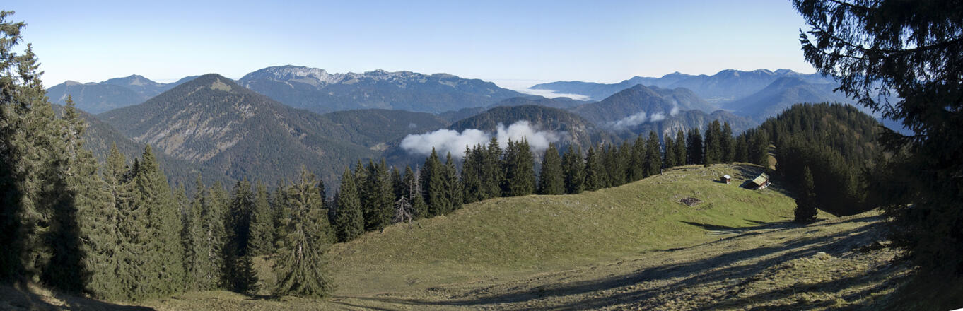 Panoramablick vom Grammersberg über die Grammersbergalm zur Benediktenwand