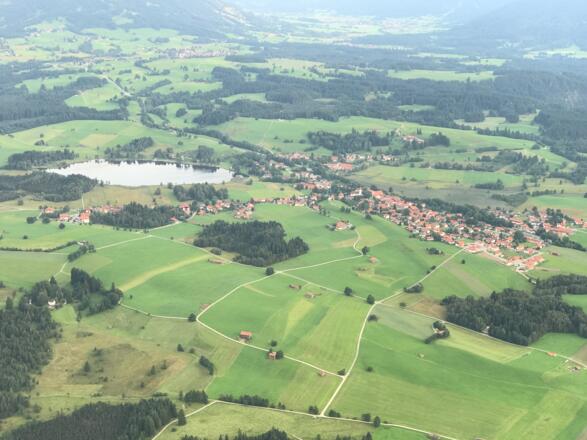 Bad Bayersoien mit dem Soier See (links im Bild)