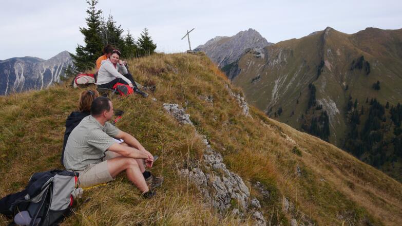 Viel Platz zum Rasten auf dem grasbewachsenen Rosskopf