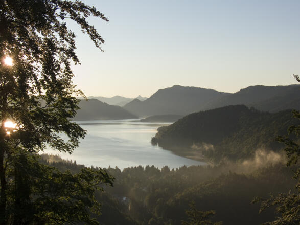 Wer früh zum Simetsberg aufbricht, kann die Spiegelung des Sonnenaufgangs im Walchensee erleben.