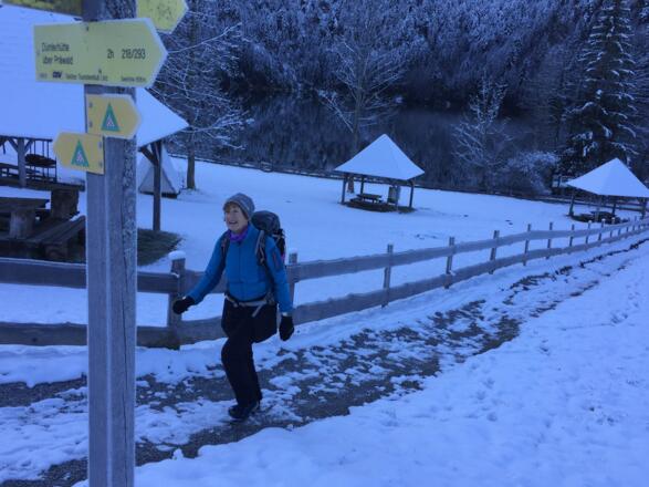 Auf dem Benedikt-Pilgerweg am Gleinkersee im Winter