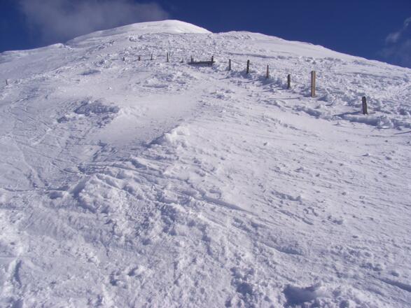 Über den häufig abgewehten Rücken zum Gipfel