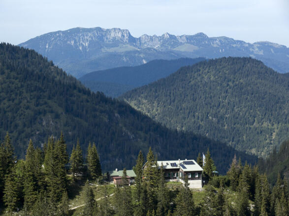 Vor dem Abstieg ins Tal kommt man nochmals am Soiernhaus vorbei.