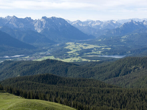 Gipfelschau auf Wallgau mit dem Karwendelgebirge