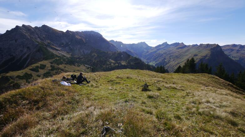 Gipfelrast mit beeindruckendem Blick nach Süden in die Allgäuer Alpen