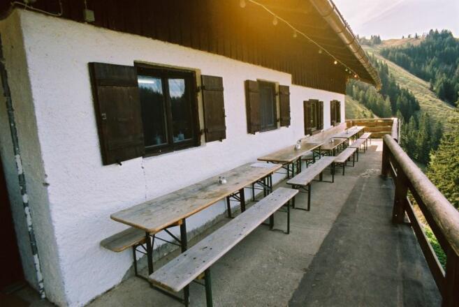 Die Sonnenterrasse der Hütte