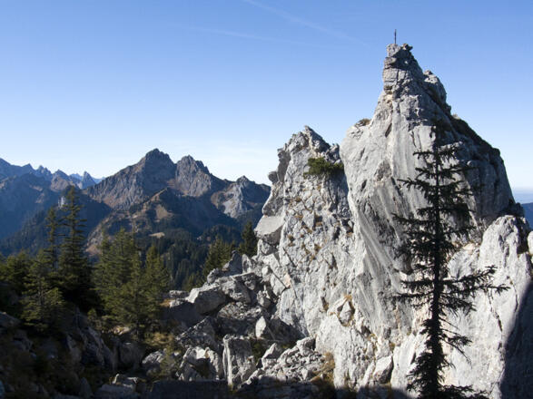Schroffes Felsengelände im Gipfelbereich des Hennenkopfs