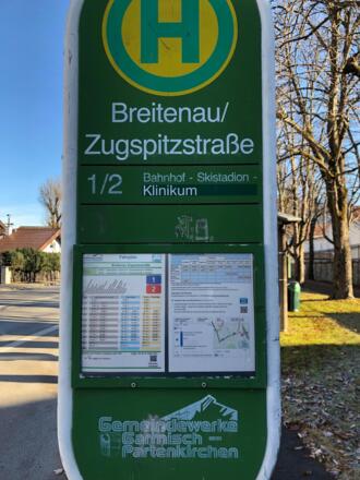 Bushaltestelle Richtung Zentrum vor dem Haus