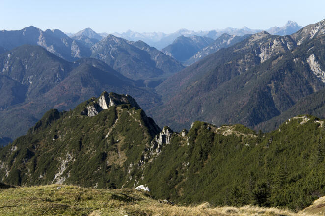 Vom Gipfel zeigt sich der Abstiegsweg über den langen Grat am Rauhenstein.