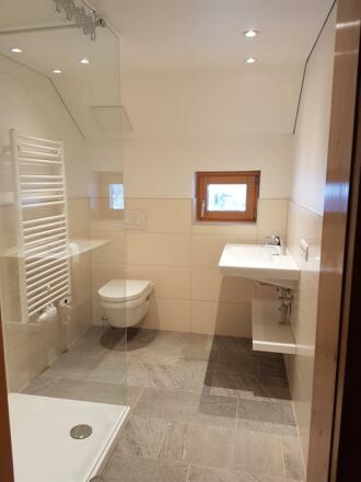 Renoviertes Badezimmer mit Dusche/WC