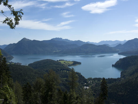 Der Simetsberg erhebt sich direkt über dem Walchensee.