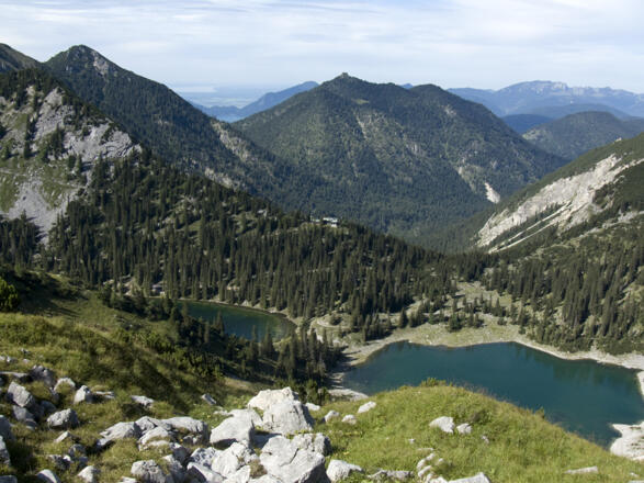 Der Abstieg durch das Soiernkar bietet schöne Blicke auf den Soiernsee ...