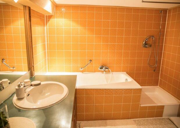 geräumiges Bad mit Dusche und Badewanne (Fellhorn)