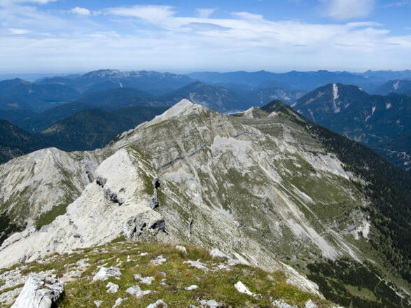 Gipfelschau von der Soiernspitze zu Gumpenkar-, Krapfenkar- und Bayerkarspitze, alles lohnende Gipfelziele.