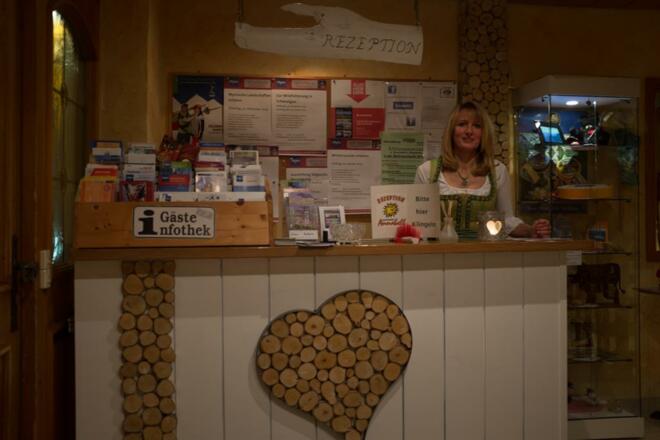 Chefin an der Rezeption