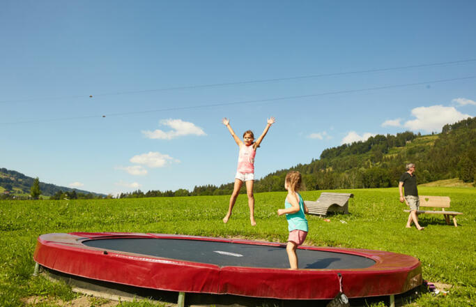 großes Bodentrampolin