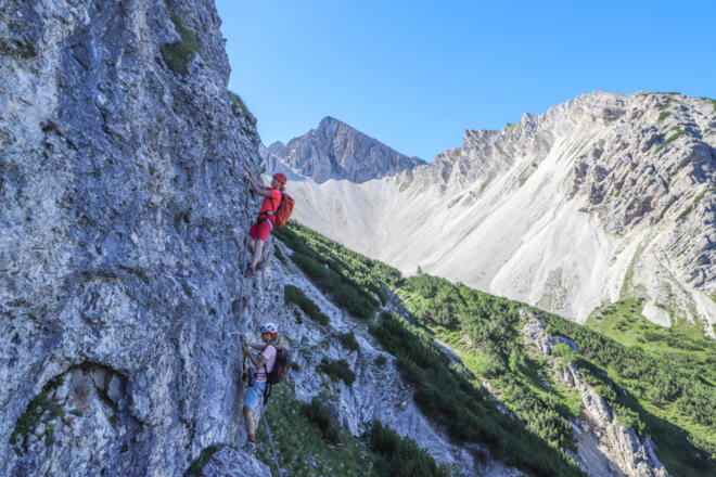 Am Seefelder Panorama-Klettersteig geht es gleich zu Beginn zur Sache.