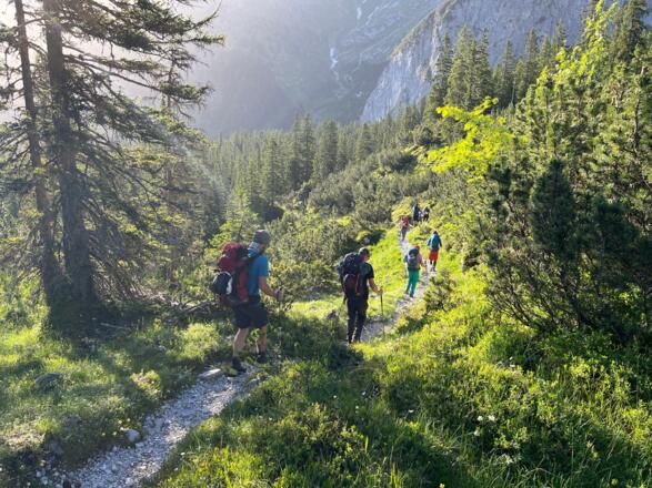 Zunächst absteigend durch den Porzalengawald