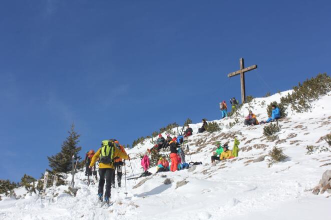 Gipfelkreuz oberhalb des Latschengürtels