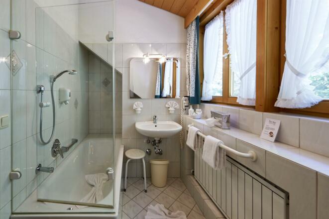 Beispiel Bad Komfortdoppelzimmer Edelweiss