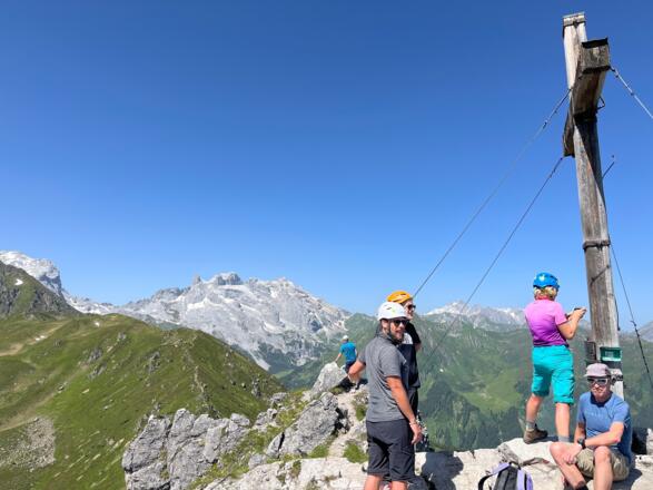 Gipfelpanorama v.l.n.r : Sulzfluh, Drei Türme, Drusenfluh, Tschesaplana