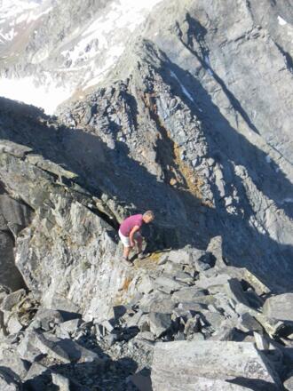 kurzer schneidiger Verbindungsgrat