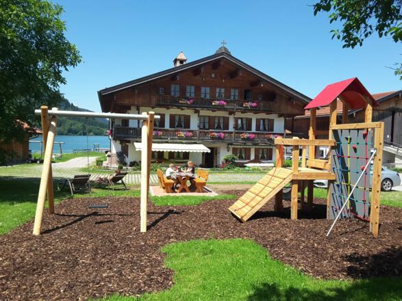 Spielplatz, natürlich vom Tüv abgenommen.