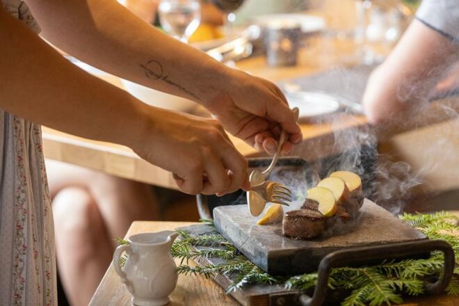 Rehmedaillons vom heißen Stein