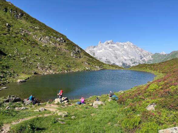 Tobelsee; Im Hintergrund „Drei Türme“ und „Drusenfluh“