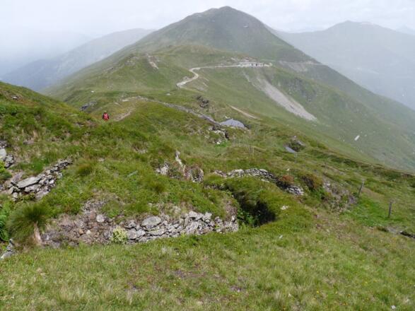 Entlang des Weges begleiten uns Stellungsgräben aus dem Zweiten Weltkrieg.