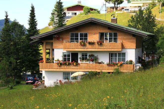 Haus im Sommer 1
