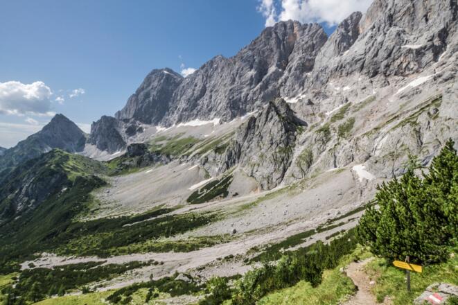 Blick in die Dachstein Südwände und zum Tor